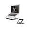 Laptop auf schwarzem StÃ¤nder, der die ergonomische Haltung zeigt. Auf dem Display: StrichmÃ¤nnchen-Illustration und das Wort ERGONOMIC.