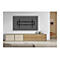 Support TV noir sur un mur gris. En dessous, un buffet en bois. Sur le buffet, un haut-parleur, une décoration en forme de maison et un casque.