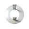 Kreisförmiges Metallteil mit zwei Halterungen. Weiß, glatte Oberfläche. Loch in der Mitte.