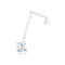 Weiße Zahnarztlampe mit schwenkbarem Arm, vor weißem Hintergrund.