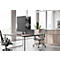 Bureau avec bureau, plusieurs moniteurs, chaises et plante.