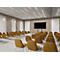 Conferentieruimte met rijen stoelen, groot scherm en houten plafond.