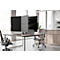 Kantoor met bureau, meerdere schermen en stoelen. De ruimte is licht en modern ingericht.