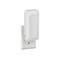 Ein weißer Netgear WLAN-Repeater steckt in einer Steckdose. Auf der Oberfläche sind LEDs und der Schriftzug "NETGEAR" zu sehen.