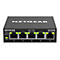 Un commutateur Netgear noir avec cinq ports. Texte: Netgear, GS305E.