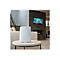 WeiÃŸer Router auf einem runden Tisch in einem Wohnzimmer. Im Hintergrund Fernseher und Kamin.