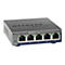 Ein grauer Netzwerk-Switch von Netgear, mit 5 Anschlüssen, Beschriftung GS105E und verschiedenen LEDs.