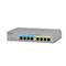 Ein grauer Netzwerk-Switch mit acht Anschlüssen, beschriftet mit Netgear MS108EUP, zeigt Anschlussinformationen und LED-Anzeigen.