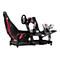 Schwarzes Sim-Racing-Cockpit mit Schalensitz, roten Gurten, Lenkrad und Pedaleinheit vor weißem Hintergrund.