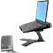 Un ordinateur portable est posé sur un support noir avec un clavier externe à côté. L'ordinateur portable est légèrement incliné.