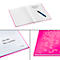 Notizbuch in Pink geöffnet, mit Eintragungen und blauem Stift. Detail: Name und Telefonnummer.