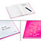 Ein offenes, pinkfarbenes Notizbuch, Notizen und ein Stift liegen darin, sowie ein Detail des Einbands.