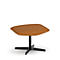Hocker mit senffarbenem Sitz und schwarzem Fußgestell. Eckiger, gepolsterter Sitz, zentraler Schaft, vierbeinige Basis.