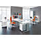 Büro mit grauen Wänden, weißen Tischen, orangenen Stühlen und großen Fenstern mit Blick auf eine Stadt.