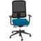 Ein ergonomischer Bürostuhl mit blauem Sitz und schwarzem Netzrücken vor weissem Hintergrund.