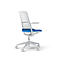 Witte bureaustoel met blauwe zitting en mesh rug, tegen witte achtergrond.