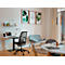 Een modern ingerichte eetkamer met een bureau, een stoel en een bank. Er hangen schilderijen aan de muur. Er is ook een hanglamp.