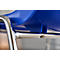 Detailaufnahme eines blauen Stuhls mit Chromgestell.