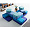 Modulares Sofa in verschiedenen Blautönen, quadratische Kissen auf den Elementen.