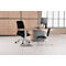 Büro mit Schreibtisch, Stühlen und Computer. Hintergrund: Schrankwand und Fenster.