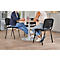 Zwei Frauen sitzen an einem Tisch, sie unterhalten sich. Auf dem Tisch stehen Flaschen und Gläser. Beide tragen Jeans.