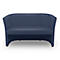 Blaues Sofa, gepolstert, auf weissem Hintergrund. Geschwungene Form mit hoher Rückenlehne.