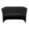 Schwarzes Ledersofa mit gerundeter Rückenlehne und Armlehnen. Das Sofa steht vor neutralem Hintergrund.