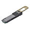 Technisches Modell eines grauen QSFP-Transceivers mit Kühlrippen und beigem Entriegelungshebel.