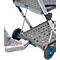 Gros plan d'un chariot de service pliable gris. Un pied actionne le frein au pied. Les roues sont noires et bleues.