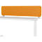 Schreibtisch mit orangefarbener Trennwand.