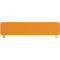 Orangefarbene Wand mit zwei Beinen.