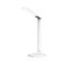 Witte bureaulamp, rechthoekige lampkop, arm en ronde voet. Zwarte achtergrond.