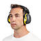 Zwarte 3M Peltor oorbeschermers op een verpakking. Gedrukte letters, zoals "EARMUFFS COMFORT". Gele accenten.