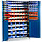 Blauwe kast met open deuren, gevuld met blauwe en oranje containers. Bevat gereedschap.