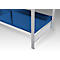Close-up van een plank met een blauwe plank en zilveren metalen steunen.