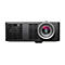 Schwarzer Projektor mit Objektiv und Lüftungsschlitzen vor weißem Hintergrund. Das Objektiv reflektiert Farben.