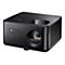 Un projecteur Optoma noir sur fond blanc. Il a un objectif, un capteur et une grille de ventilation.