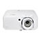Projecteur Optoma blanc. Objectif zoom visible. Texte : 'Designed for Sustainability'.