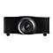 Schwarzer Projektor mit Objektiv und Lüftungsschlitzen. Unterhalb befinden sich zwei Stellfüße.