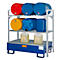 Een metalen rek met vaten en jerrycans in rood, blauw en geel. Daaronder staan twee jerrycans.