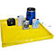 Gele opvangbak met diverse containers. Zwarte jerrycan, witte en grijze containers, blauwe vat en witte jerrycan.