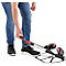 Persoon in blauwe jeans bedient een meetapparaat met rollers.