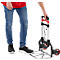 Persoon met rood shirt en jeans houdt een zilveren steekwagen vast met rode handvatten en wielen.