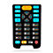 Télécommande noire avec boutons bleus et oranges et police blanche. Des chiffres, des lettres et des symboles sont affichés.