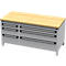 Werkbank met licht houten blad, grijze lades en zwarte handgrepen.