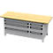 Werkbank met houten blad en grijze lades. Zwarte handvatten, metalen frame.