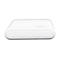 Ein weißes, rechteckiges Gerät mit abgerundeten Kanten, das auf einer weißen Oberfläche liegt.