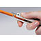Main tenant un outil pour dénuder un câble orange. La flèche pointe vers la zone de coupe.