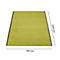 Un tapis rectangulaire vert avec une bordure noire. Dimensions : 900 x 1500 mm.
