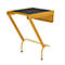 Marchepied pliable jaune sur fond blanc. Plate-forme supérieure avec surface noire antidérapante.